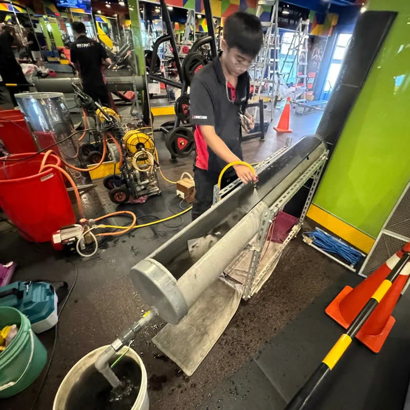 承興工程行技師清洗空調零件保養作業
